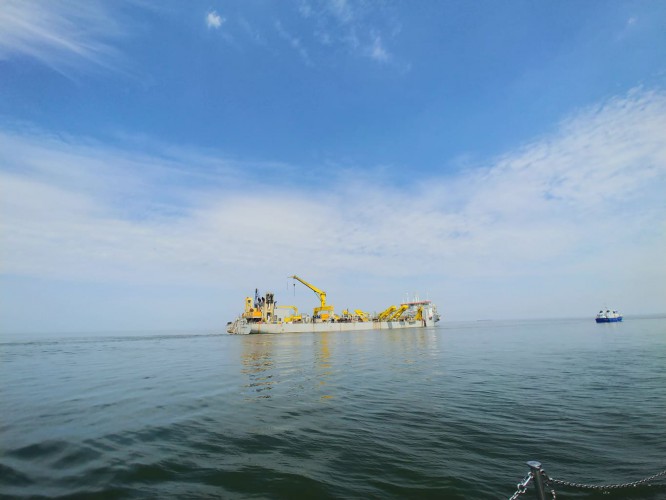 Największa na świecie pogłębiarka pogłębia tor wodny do Portu Gdańsk - GospodarkaMorska.pl