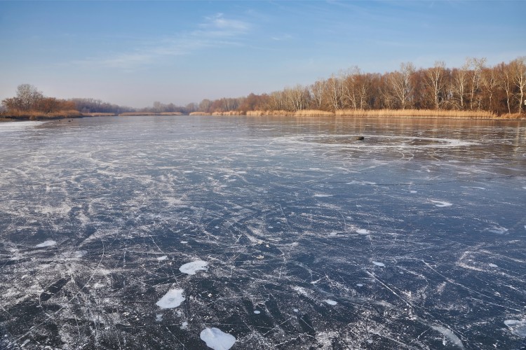 Zamarznięte jezioro