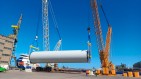 Sarens wspiera przeładunki morskich wież wiatrowych w Gdańsku. Gigantyczna operacja zakończona