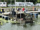 Trwa akcja podnoszenia zatopionego jachtu w gdańskiej marinie