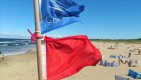 Czerwone flagi na nadmorskich kąpieliskach