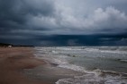 Na ponad 140 kąpieliskach wysokie fale i silne prądy wsteczne