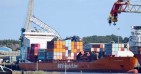 Offshorowiec przewrócił dźwig portowy na kontenerowiec