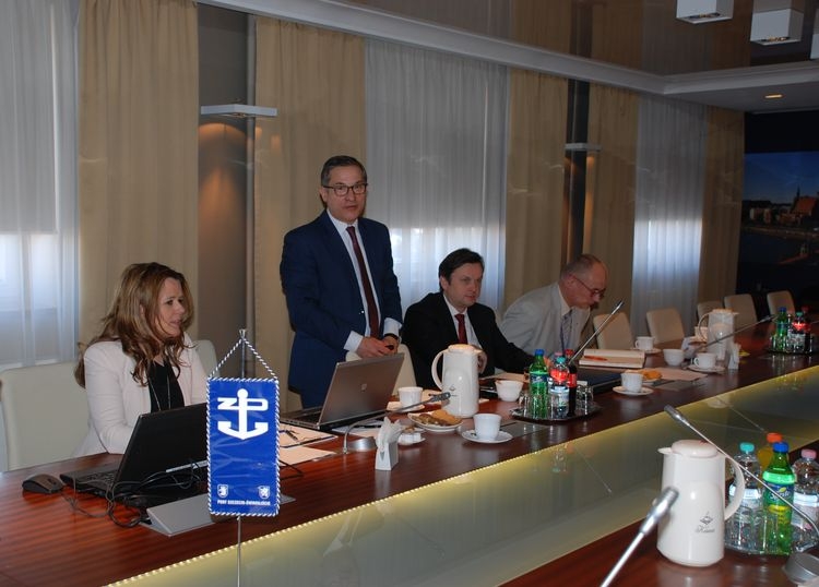 Radni z wizytą w porcie - GospodarkaMorska.pl