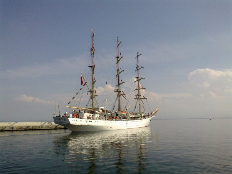 „Dar Młodzieży” – przez Antwerpię na Atlantyk - GospodarkaMorska.pl