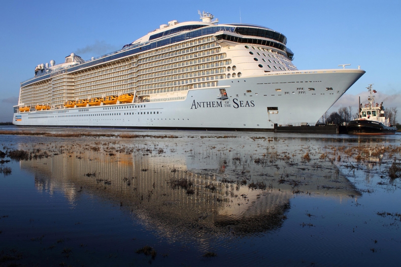 Karaibski olbrzym przypłynął do Hamburga. Zobacz wideo - GospodarkaMorska.pl