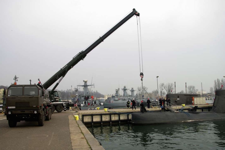 Załadunek torperdy ćwiczebnej na okręt podwodny ORP - GospodarkaMorska.pl