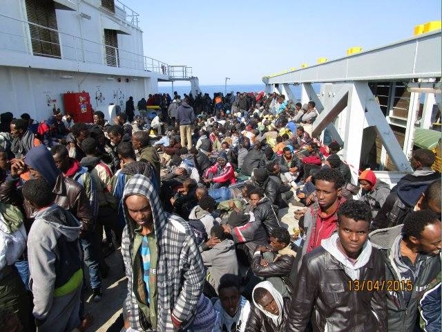 Statek z polską załogą uratował 420 uchodźców z Afryki - GospodarkaMorska.pl