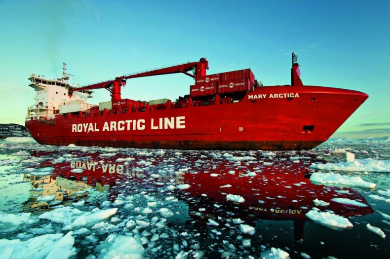 Wodowanie arktycznego zaopatrzeniowca - GospodarkaMorska.pl