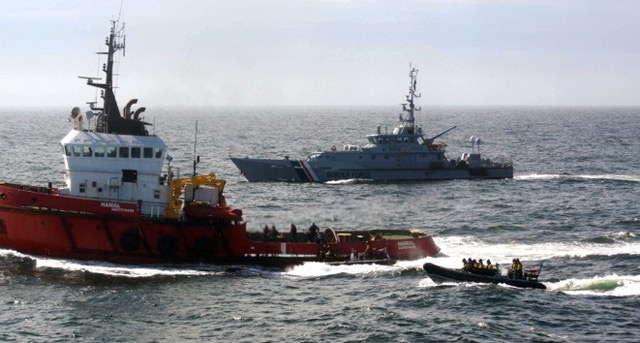 Brytyjska marynarka udarmniła próbę przemytu 2 ton narkotyków na holowniku - GospodarkaMorska.pl