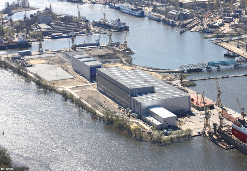 Gigantyczna hala na wyspie Gryfia jest gotowa. Trwa montaż instalacji - GospodarkaMorska.pl