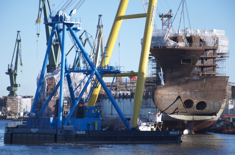 Kilkuset tonowe elementy statków przypłynęły do Remontowej Shipbuilding - GospodarkaMorska.pl