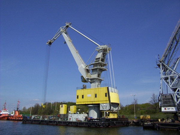 Dźwig D15 zawinął do Stoczni Marynarki Wojennej - GospodarkaMorska.pl