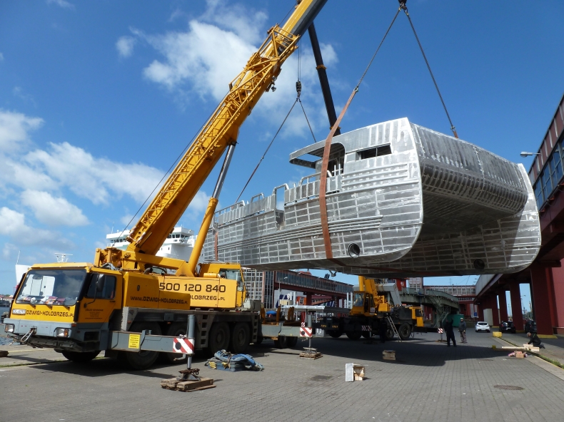 Transport 18-tonowego katamaranu - GospodarkaMorska.pl