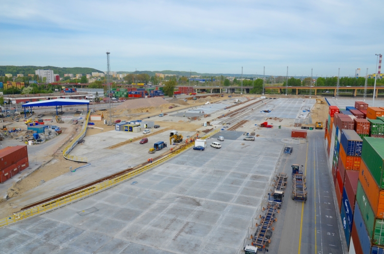 Trwa III etap rozbudowy nowego nabrzeża oraz placów składowych Gdynia Container Terminal - GospodarkaMorska.pl