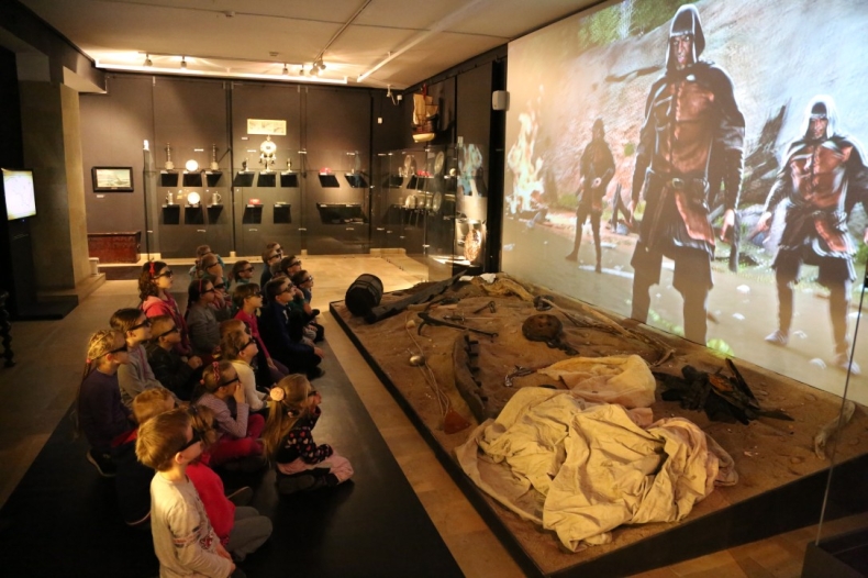 „Lux in tenebris. Światło w ciemnościach” - niecodzienny Dzień Dziecka na Ołowiance - GospodarkaMorska.pl