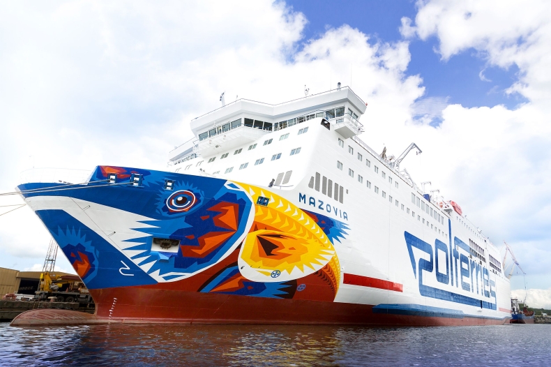 Polski  prom po raz pierwszy z kolorowym dziobem! - GospodarkaMorska.pl