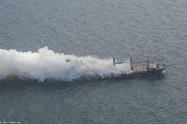 Kontenerowiec w płomieniach (zdjęcia) - GospodarkaMorska.pl