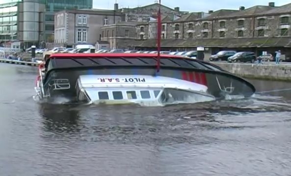 Próby morskie jednostki ratowniczej. Niesamowite nagranie - GospodarkaMorska.pl
