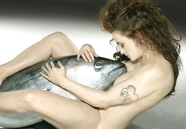 Gwiazdy rozebrały się w obronie ryb - GospodarkaMorska.pl