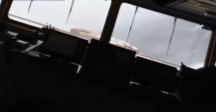 OOCL Belgia w samym środku szalejącego sztormu. Niezwykłe nagranie - GospodarkaMorska.pl