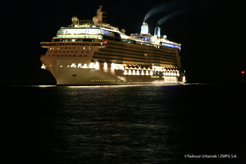 Niecodzienne nocne wejście m/v Celebrity Eclipse do gdyńskiego portu - GospodarkaMorska.pl