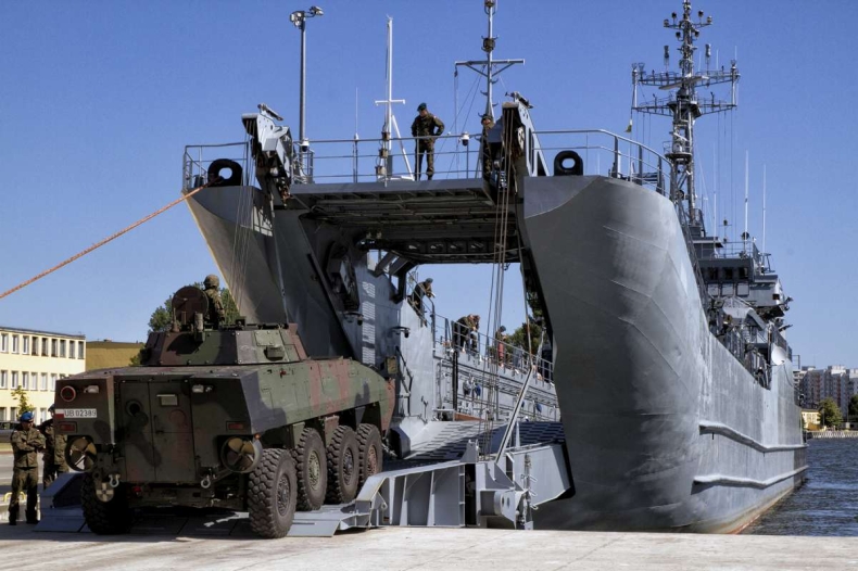 Ćwiczenia załadunku w świnoujskim Porcie Wojennym - GospodarkaMorska.pl