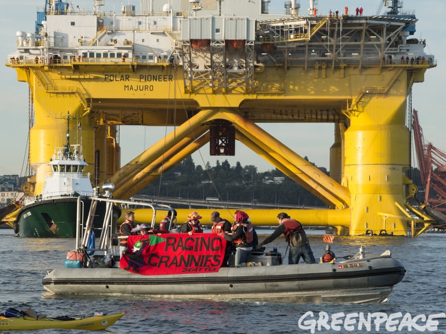 Greenpeace zablokował wyjście platformy Shella z portu - GospodarkaMorska.pl