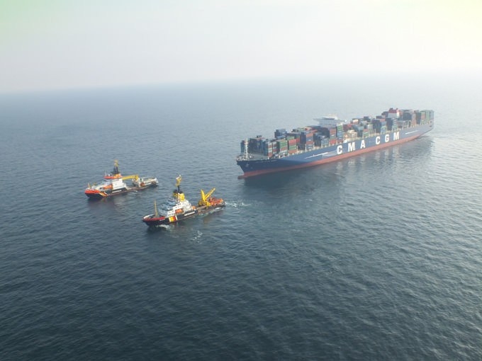 Zobacz, holowanie jednego z największych kontenerowców na świecie (GALERIA) - GospodarkaMorska.pl