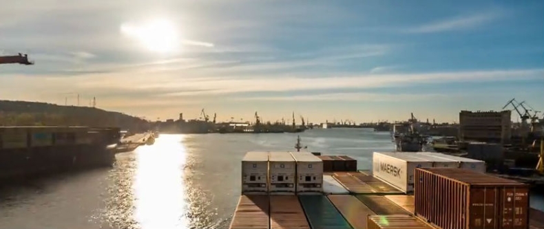 Niesamowite nagranie z rejsu kontenerowca po Bałtyku. Port w Gdyni też na filmie - GospodarkaMorska.pl