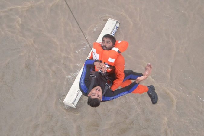 Brawurowa akcja ratownicza - hinduska marynarka uratowała 14 osób z tonącego statku (GALERIA) - GospodarkaMorska.pl