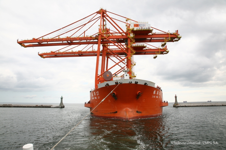 Nowe suwnice przypłynęły z Chin do BCT Gdynia (FOTO) - GospodarkaMorska.pl