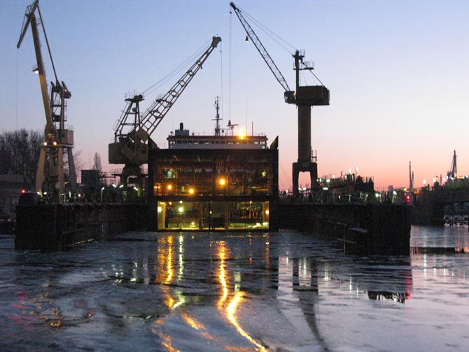 Związkowcy biją na alarm, Gryfia uspokaja. Nie będzie zamknięcia stoczni w Świnoujściu - GospodarkaMorska.pl
