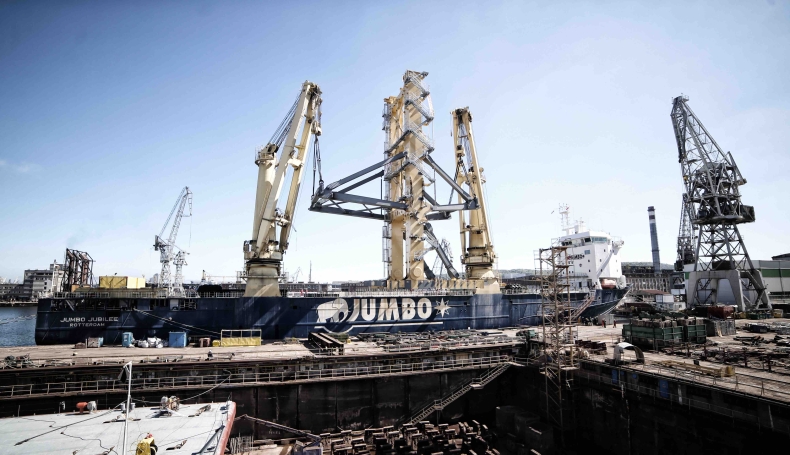 Gigantyczna wieża do układania rurociągów opuściła Energomontaż-Północ Gdynia - GospodarkaMorska.pl