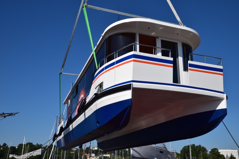 Wodowanie katamaranu pasażerskiego „Słońce Krynicy” - GospodarkaMorska.pl