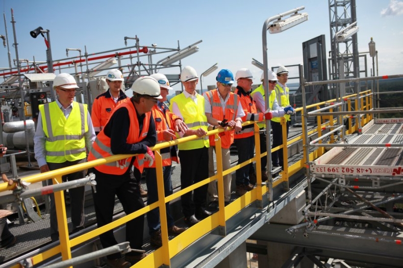 Minister Czerwiński odwiedził terminal LNG w Świnoujściu. Obiekt jest już prawie ukończony - GospodarkaMorska.pl