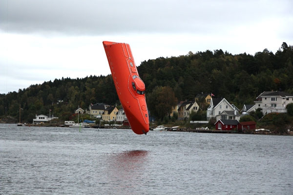 Zobacz zrzut łodzi ratunkowej z 40 metrów. To światowy rekord! (WIDEO) - GospodarkaMorska.pl