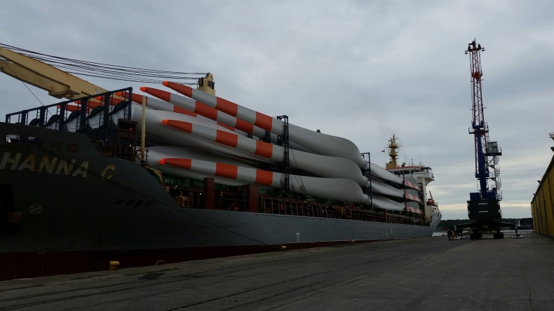 Rekord w Świnoujściu. Wpłynął statek z największą liczbą śmigieł do turbin wiatrowych - GospodarkaMorska.pl