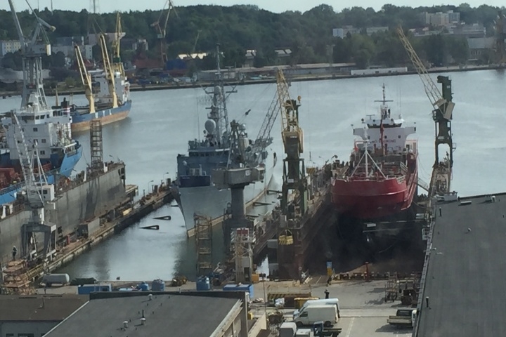 135-metrowy okręt wojenny w doku Nauty - GospodarkaMorska.pl