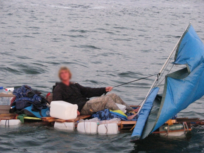 Dryfował na prowizorycznej tratwie. Uratowany przez Straż Graniczną - GospodarkaMorska.pl