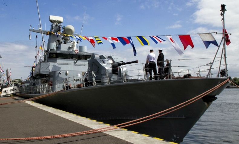 Zmiany dowódców okrętów 8.FOW. Objęcie obowiązków odbyło się zgodnie z marynarskim ceremoniałem - GospodarkaMorska.pl