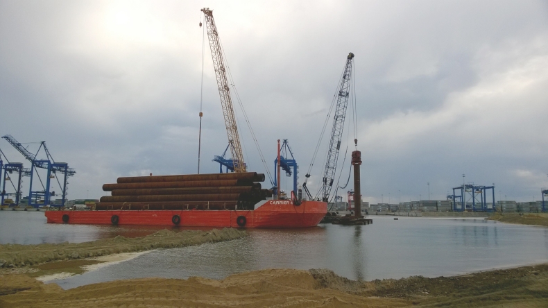 W DCT Gdańsk wbito pierwszy pal konstrukcyjny - GospodarkaMorska.pl