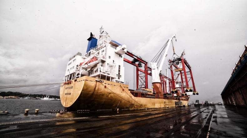 Załadunek olbrzymich suwnic w Porcie Gdynia - GospodarkaMorska.pl