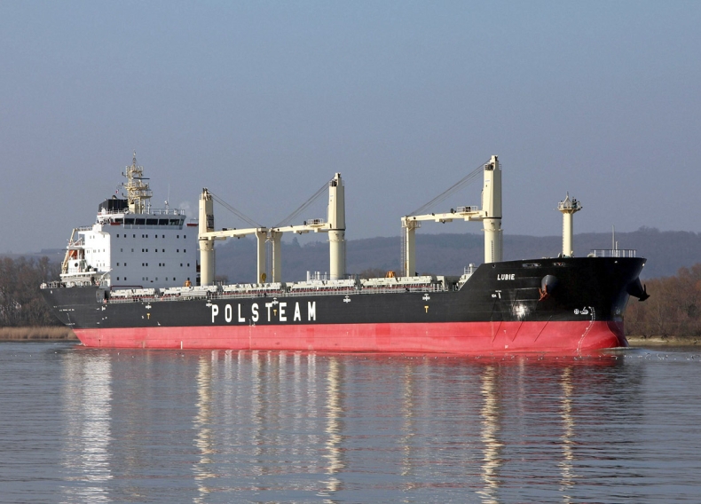 Drobne kłopoty masowca Lubie przy wyjściu z portu w Szczecinie - GospodarkaMorska.pl