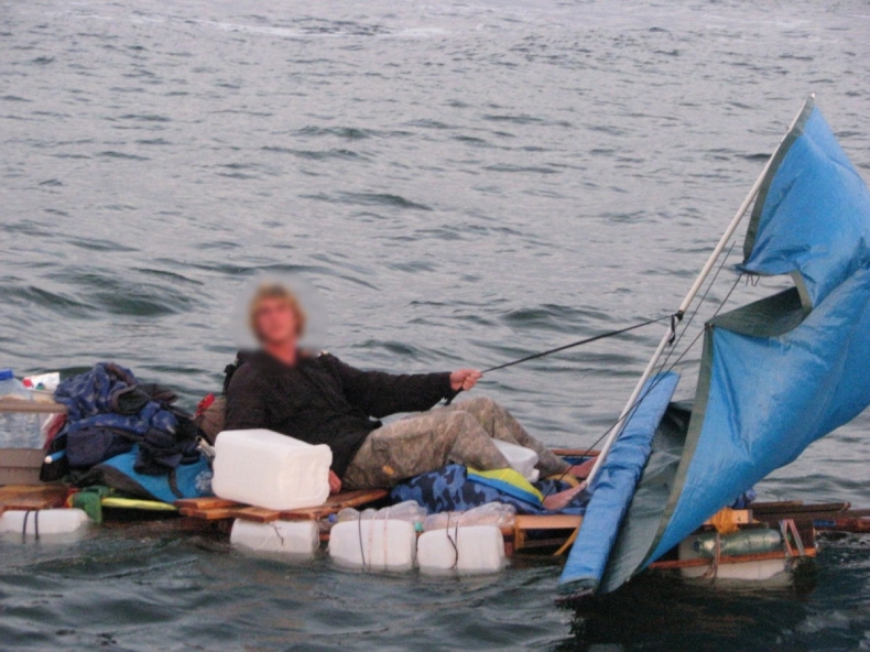 Zbudował ponownie tratwę i odpłynął? Szukają go na morzu - GospodarkaMorska.pl