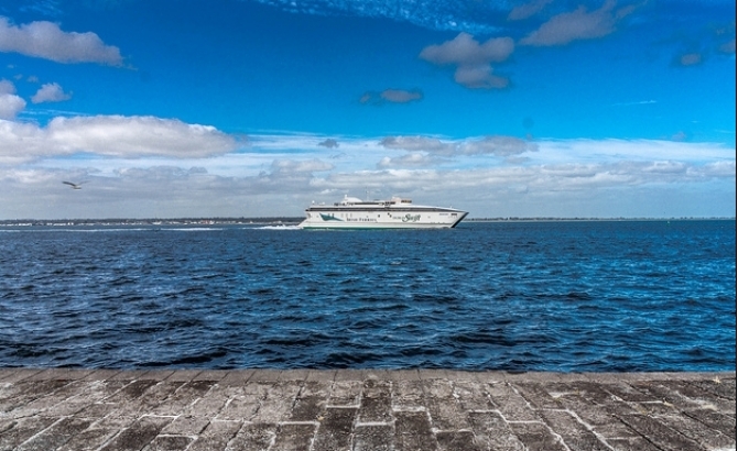 Irlandzki prom z 650 pasażerami uderzył w dok u wybrzeży Walii - GospodarkaMorska.pl