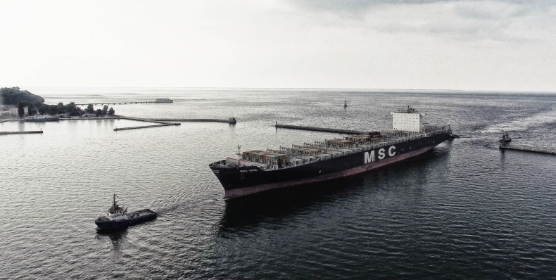 Padł rekord - zobacz największy kontenerowiec, który wpłynął do gdyńskiego portu [WIDEO] - GospodarkaMorska.pl