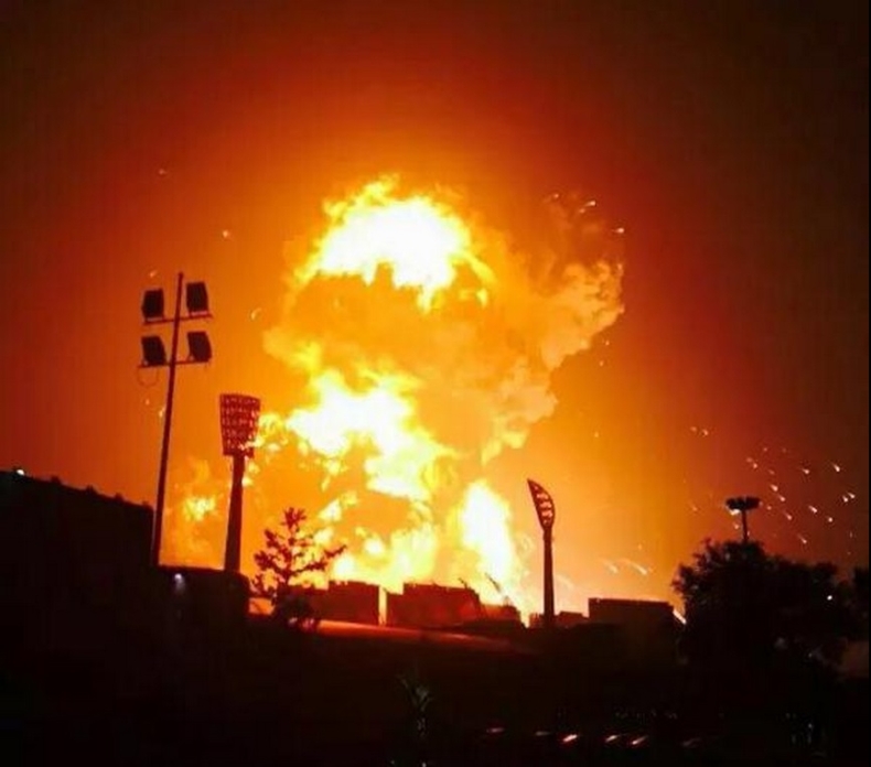 Dwie kule ognia nad chińskim portem. Zginęły 44 osoby (WIDEO) - GospodarkaMorska.pl