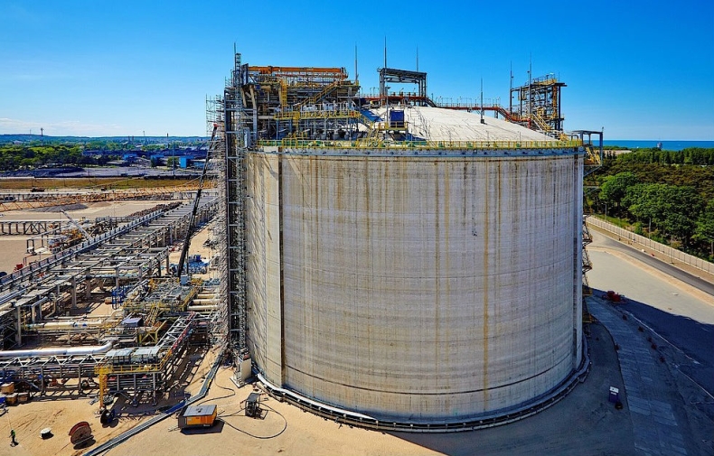 Otwarcie gazoportu coraz bliżej. Trwa malowanie gigantycznych zbiorników - GospodarkaMorska.pl