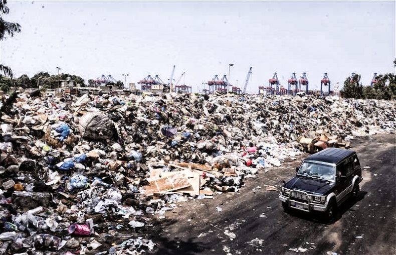 Tony śmieci zasypały arabski port - GospodarkaMorska.pl